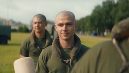 La historia transcurre en los años noventa, dentro del cuerpo de Marines