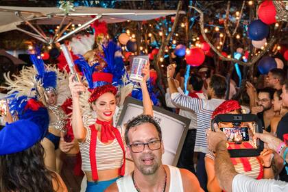 La historia y cultura francesa se combina con el ambiente festivo en las comunidades en Estados Unidos