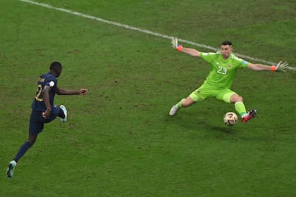 La histórica atajada de Emiliano 'Dibu' Martínez ante el francés Randal Kolo Muani en la final del Mundial Qatar 2022