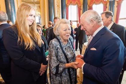 La histórica coronación de Carlos III tuvo a la princesa Amalia entre sus invitadas. La víspera del gran día, Amalia fue a la recepción del Palacio de Buckingham con su abuela, la princesa Beatriz, y se codeó con miembros de otras Casas Reales.