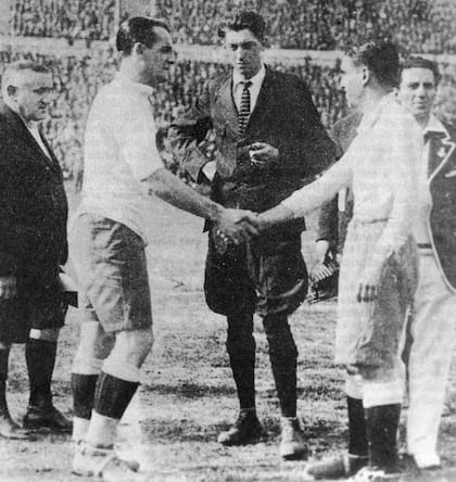 La histórica imagen de Jose Nazassi, capitán uruguayo y el Nolo Manuel Fereyra, antes de la final del 30 de julio de 1930 en el Centenario