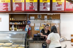 La histórica rotisería está ubicada sobre la avenida Federico Lacroze, en los límites del barrio de Belgrano