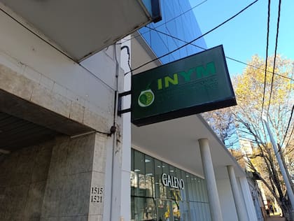 La histórica sede del INYM, en la calle Rivadavia casi Santa Fe, a cinco cuadras de la Plaza 9 de Julio, en pleno centro posadeño