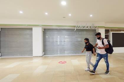 La histórica tienda Falabella dejó de operar en Mendoza. Las cortinas metálicas ya tocan el suelo y los carteles lucen apagados. Se abre otra historia en el Mendoza Plaza Shopping.