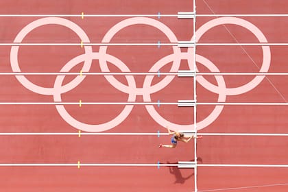 La holandesa Femke Bol compite en las eliminatorias femeninas de 400 metros con vallas durante los Juegos Olímpicos de Tokio 2020.
