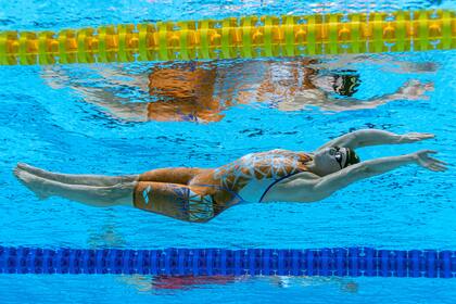 La holandesa Kira Toussaint compite en una semifinal del evento femenino de natación de 100 metros espalda durante los Juegos Olímpicos de Tokio 2020 en el Centro Acuático de Tokio en Tokio el 26 de julio de 2021