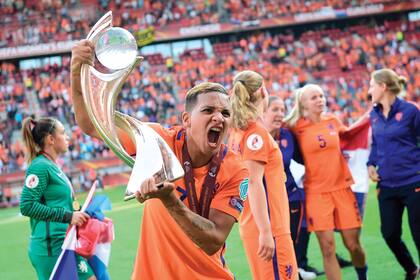 La holandesa Shanice van de Sanden, celebrando el título