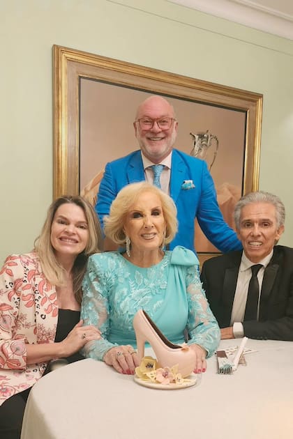 La homenajeada junto a Martín Cabrales, Jairo y su pareja, Laura Bonfante, que le llevó un stiletto rosa hecho íntegramente de chocolate por una pastelera de Villa María, donde ella vive.