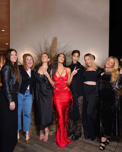 La homenajeada posa junto a sus mejores amigas de la infancia.