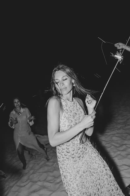 La homenajeada y sus invitados coronaron la noche con luces de bengala, popularmente conocidas como "estrellitas"