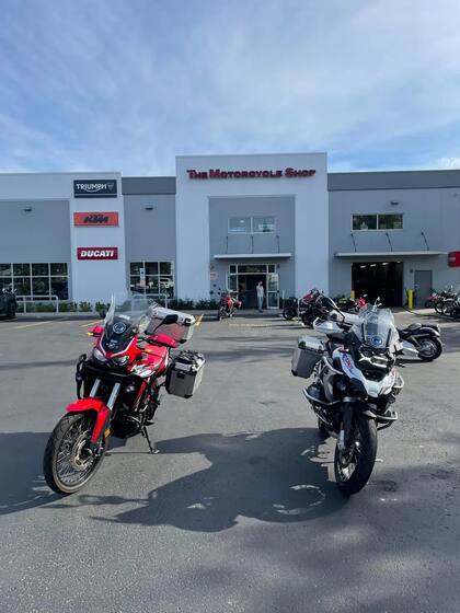 La Honda África Twin y la BMW durante una parada en el largo viaje (Gentileza El País Uruguay)