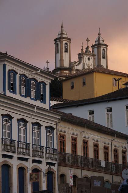La hora crepuscular en Ouro Preto. Detrás, las torres de la iglesia do Carmo