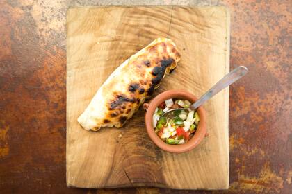 Aquí las empandas se preparan rellenas de carne, quinoa o un mix de acelga y queso azul.