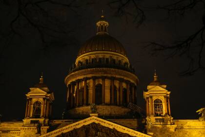 La catedral de San Isaac se ve después de que las luces se apagan para la Hora de la Tierra en San Petersburgo, Rusia