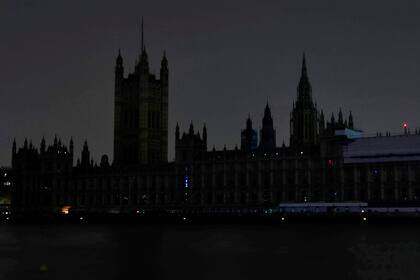 El Parlamento de Lóndres a oscuras. Las ciudades de todo el mundo apagaron las luces a las 20.30 hs en un llamado a la acción global sobre el cambio climático