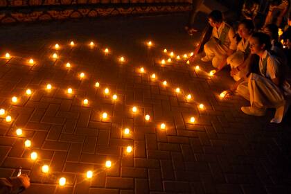 Chicas pakistaníes encienden velas en Karachi