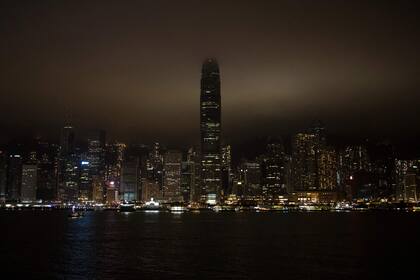  El puerto de Victoria se ve después de que sus luces se apagaron por la campaña ambiental de la Hora del Planeta, en Hong Kong