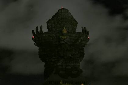 La histórica estatua de Garuda Wisnu Kencana se ve durante la Hora de la Tierra en Kuta del Sur, Bali, Indonesia