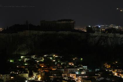 El antiguo templo del Partenón en la cima de la colina de la Acrópolis durante la Hora de la Tierra en Atenas, Grecia