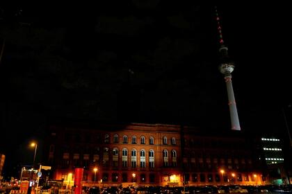 El ayuntamiento (Rotes Rathaus) y la torre de televisión durante la Hora de la Tierra en Berlín