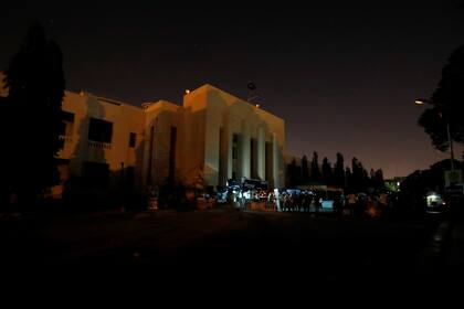 El edificio de la Asamblea Provincial de Pakistán en la provincia de Sindh, se ve durante la Hora de la Tierra