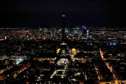 La Torre Eiffel, en París, apagada durante la campaña ambiental