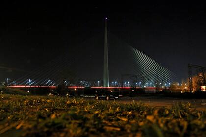 Una fotografía tomada en Belgrado muestra un puente sobre el Río Sava con la luz apagada durante la campaña ambiental