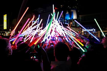 Seguidores de la saga de Star Wars se apiñan con sus sables de luz después de participar en la Hora del Planeta en la ciudad de Taguig, Filipinas