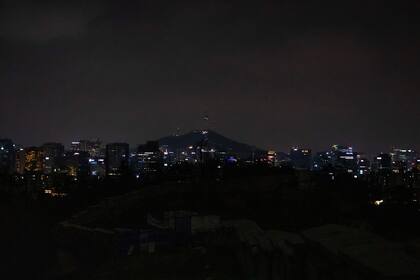 El histórico muro de la Fortaleza de Seúl, en Corea, con las luces apagadas por la campaña ambiental de la Hora del Planeta