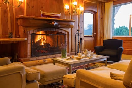 La hora del té en Isla Victoria Lodge, frente al hogar.