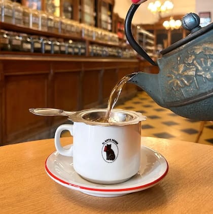 La hora del té es toda una ceremonia en El Gato Negro.