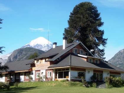 La hostería, con el Lanín de fondo.