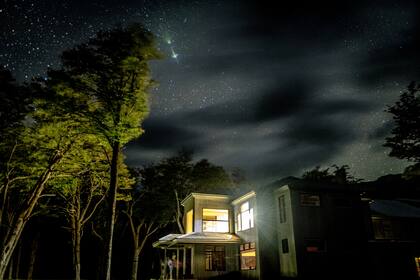 La hostería de noche, con un cielo minado por estrellas