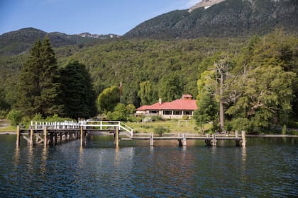La hostería Hua Hum, sobre el lago Nonthué, es el último mojón con servicios antes de llegar al límite internacional trasandino.
