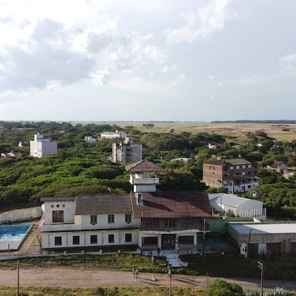La hostería se convirtió en un punto de referencia para quienes buscan descanso, naturaleza y una experiencia más íntima, alejada del turismo masivo. Hoy está abandonada.