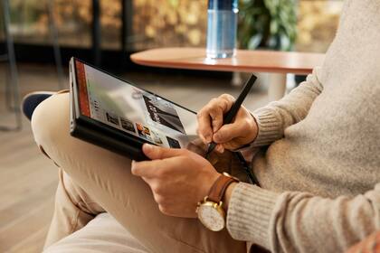 La HP Elite Folio tiene una pantalla táctil y es compatible con lápices Wacom para escribir y dibujar
