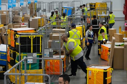 La huelga podría afectar la cadena de suministros de Amazon en todo el mundo (AP Foto/Richard Vogel, Archivo)