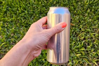 Los científicos crearon un método para calcular la huella de carbono de una lata de cerveza