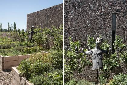 La huerta de la bodega, armada en cajones de lapacho, varía su plantación según el chef a cargo y la época del año. La acompaña una escultura en metal del artista Guillermo Rigattieri.