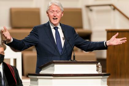"La humanidad está a punto de obtener un inmenso y nuevo poder para sanar", expresó Bill Clinton 
(Kevin D. Liles/Atlanta Braves vía AP, Pool, archivo)