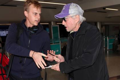 La humildad ante todo: Michael Douglas, quien este domingo aspira a un premio SAG por su protagónico en The Kominsky Method, frenando en el aeropuerto para firmar autógrafos