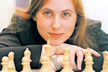La húngara Judit Polgar se convirtió en gran maestra a los 15 años y 4 meses, es la mejor ajedrecista de la historia y la única mujer que alcanzó un puesto entre los diez primeros del mundo.