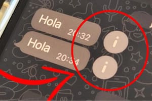La "i" indica que se activaron los mensajes temporales y cuánto tiempo durarán los textos en la conversación