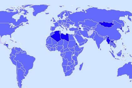La IATA marca en azul más claro los pocos países que considera como "no restrictivos" en cuanto a regulaciones de viajes por covid-19, como es el caso de México, y en más oscuro los que tienen mayores restricciones