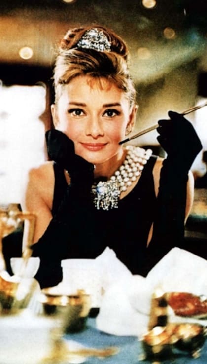 La icónica Audrey Hepburn como Holly Golightly en Desayuno con Diamantes (Breakfast at Tiffany’s)