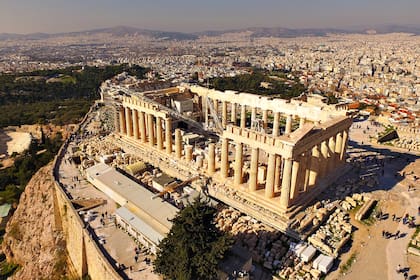 La icónica colina de la Acrópolis y el Partenón, el centro histórico de Atenas, Attica, Grecia