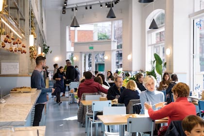 La icónica esquina de Las Cañitas se recicló y se llenó de luz para alojar el nuevo emprendimiento de Narda Lepes.