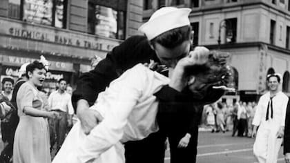 La icónica foto del beso en Times Square luego del final de la Segunda Guerra Mundial