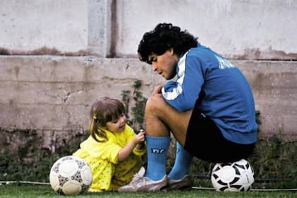 La icónica fotografía en la que Dalma Maradona le pone margaritas en las medias a su papá Diego durante un entrenamiento es la imagen del documental
