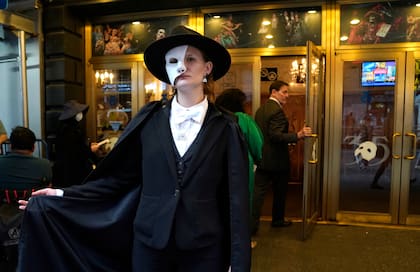 La icónica máscara fue otro de los elementos claves en la vestimenta de los seguidores de este musical que hizo 13.981 funciones en el Majestic